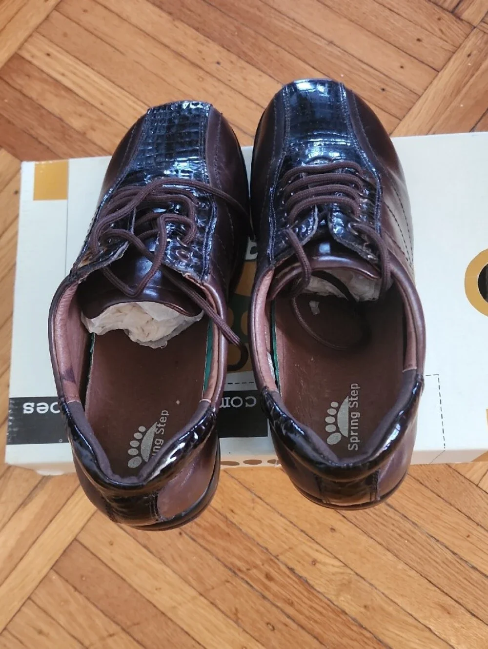 Spring Step Kid’s Dark Brown Lace-Up Oxford with Croc Texture. Like New